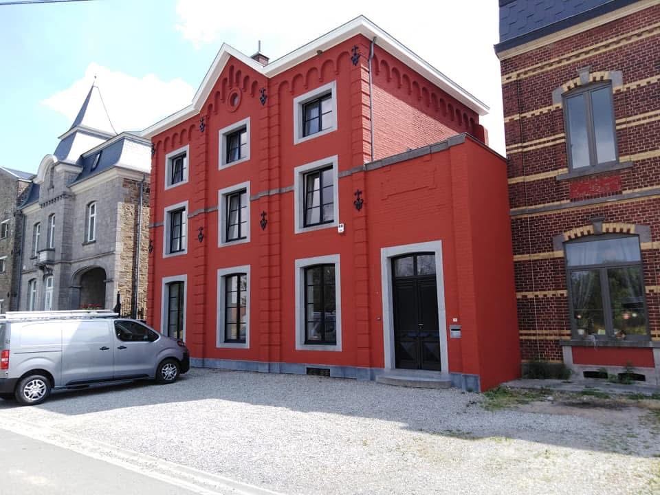 Façade rouge d'immeuble de caractère