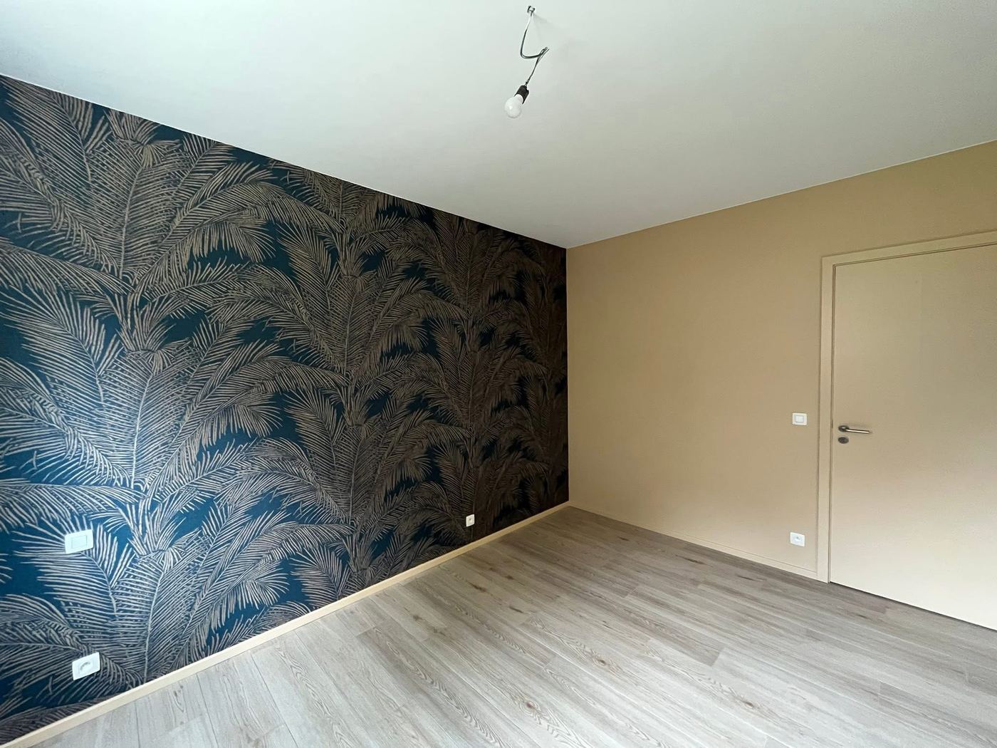 Papier peint motif palmiers bleu nuit