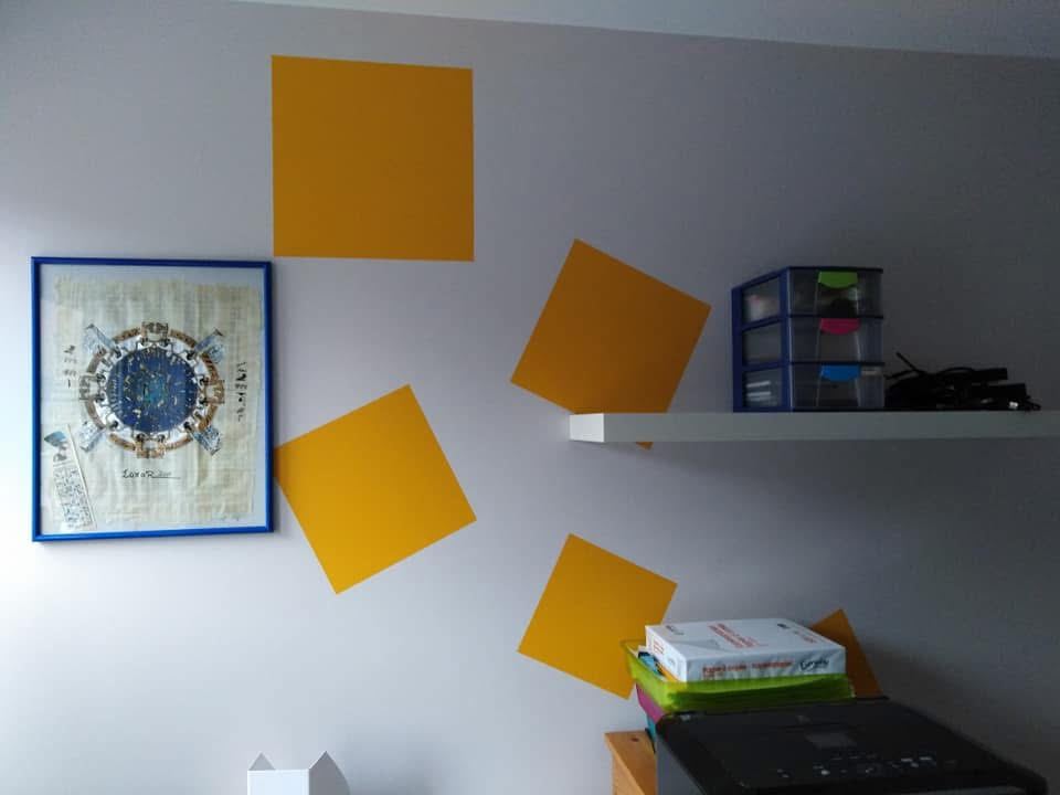 Motif géométrique carrés jaunes peints au mur