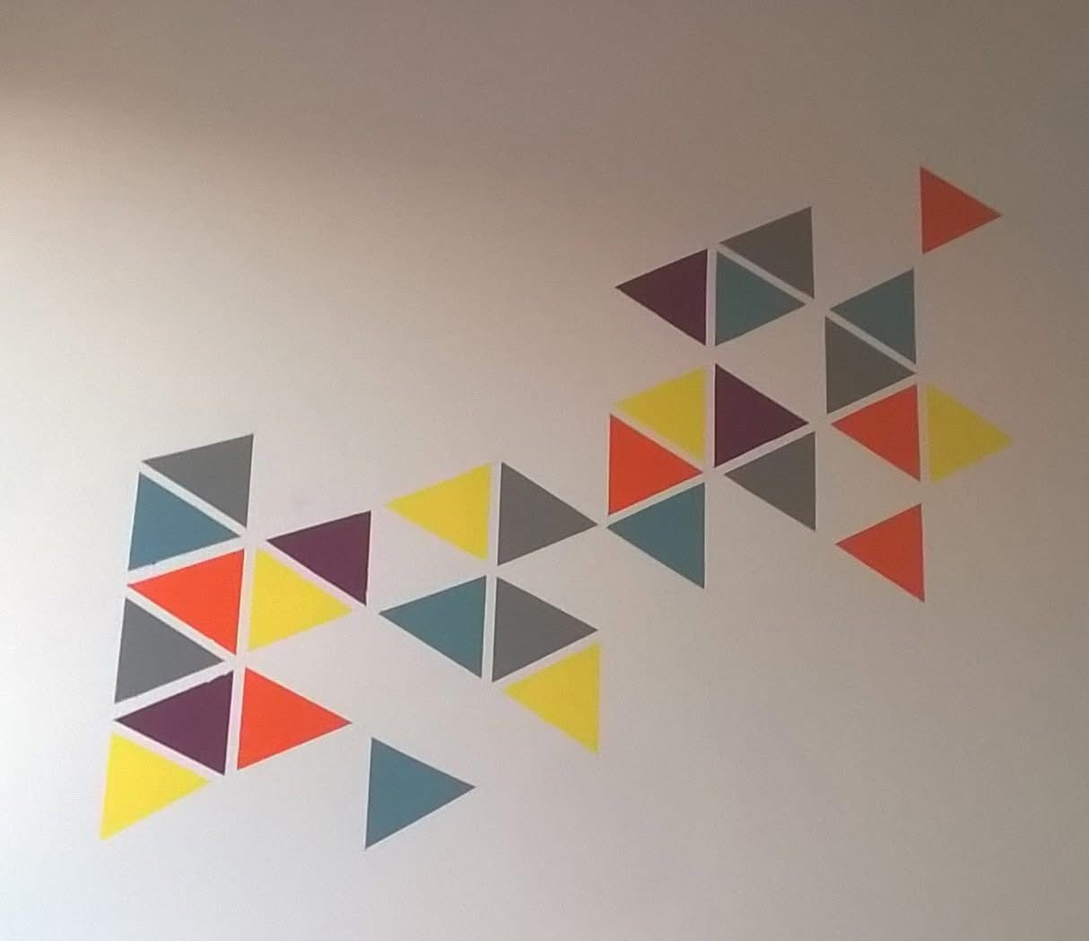 Triangles multicolores peints au mur