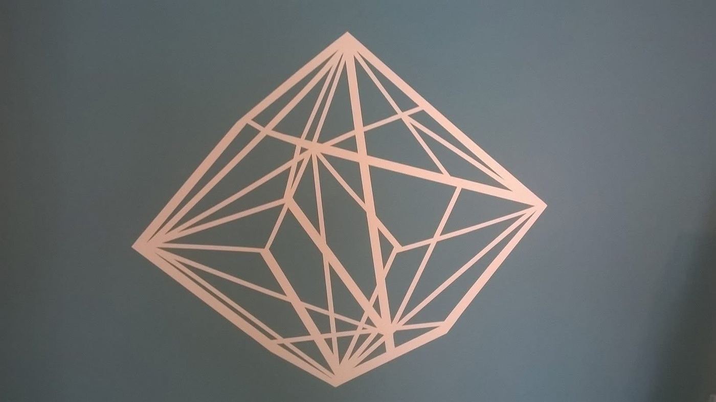 Motif graphique cuivré peint au mur