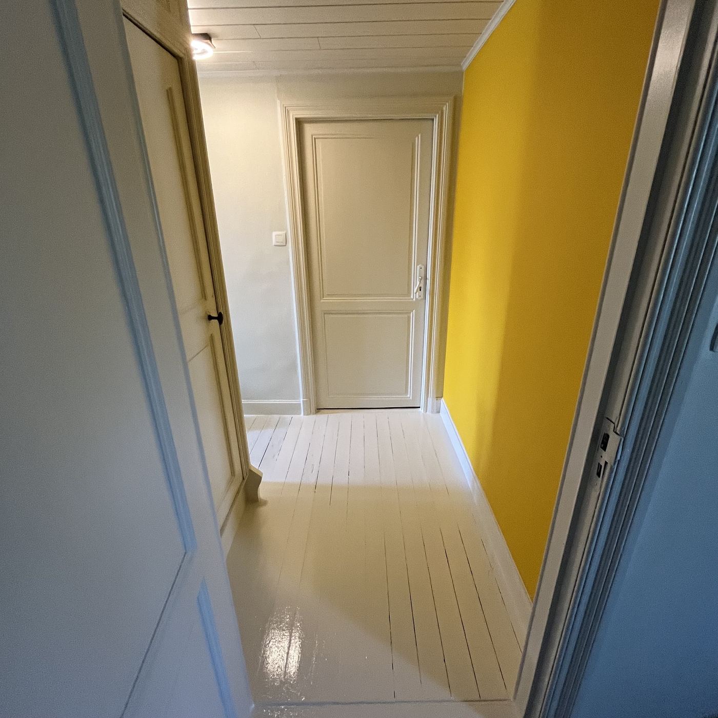 Couloir repeint jaune et blanc