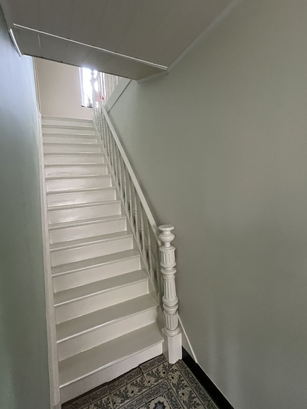 Escalier repeint en blanc