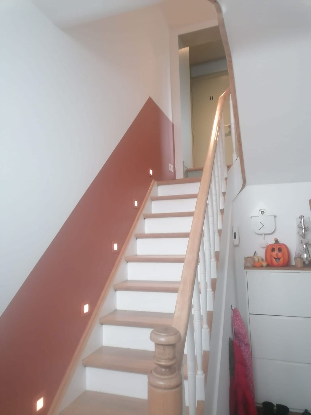 Escalier repeint terracotta