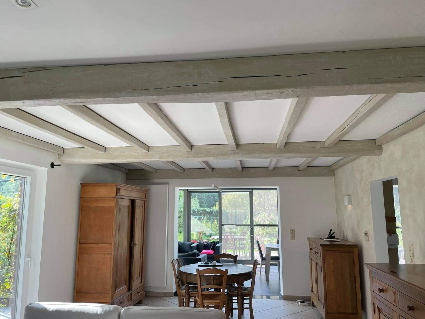 Plafond à poutres apparentes repeintes