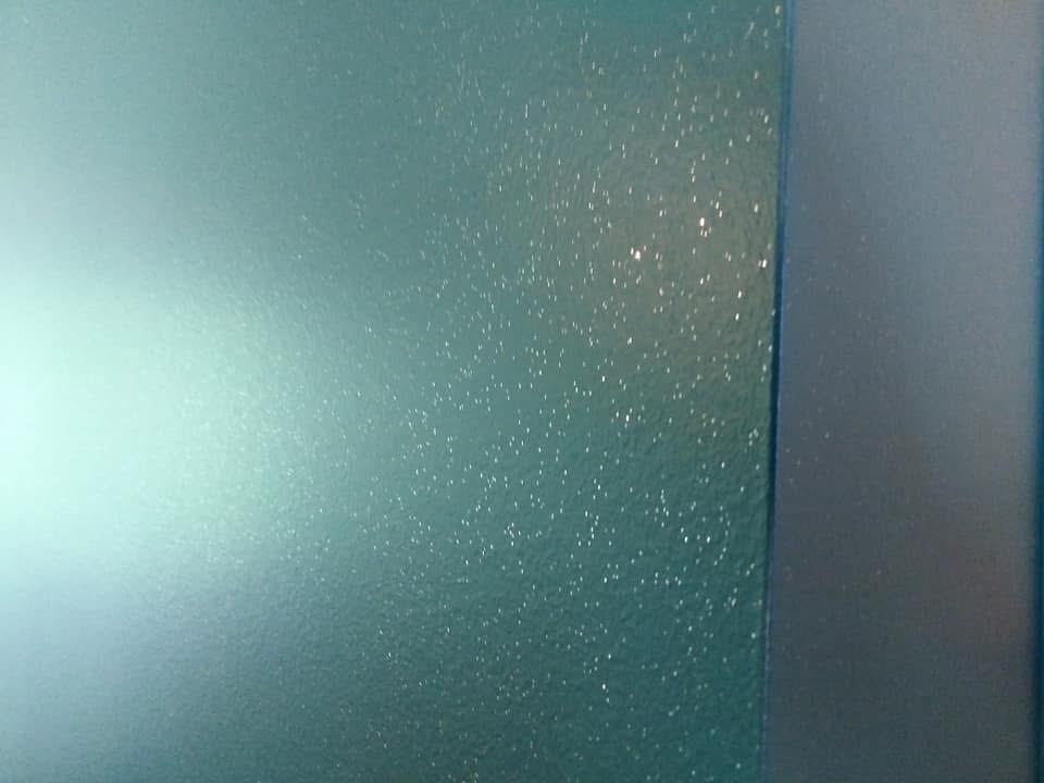Finition de peinture turquoise en détail