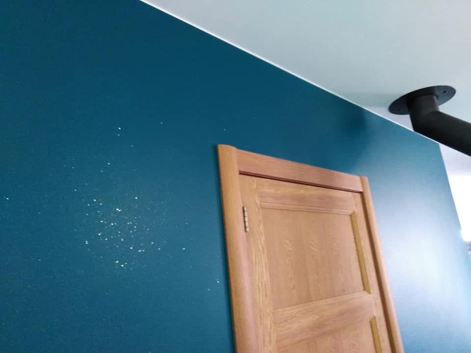 Mur bleu canard et porte en bois