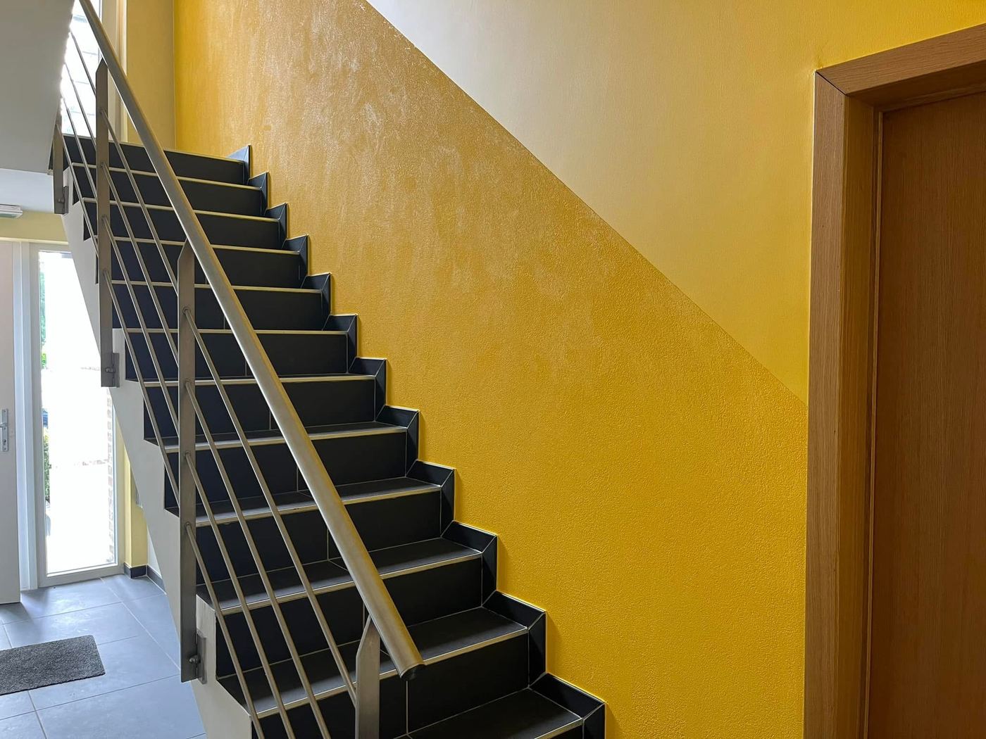 Enduit décoratif jaune cage d'escalier