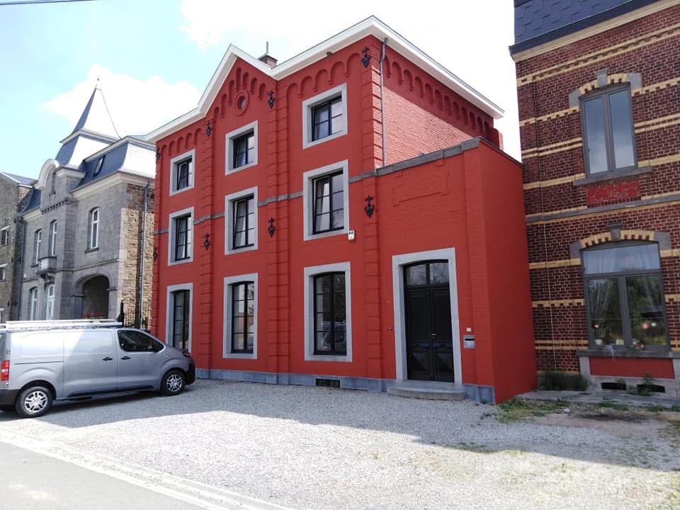 Façade rouge d'immeuble de caractère