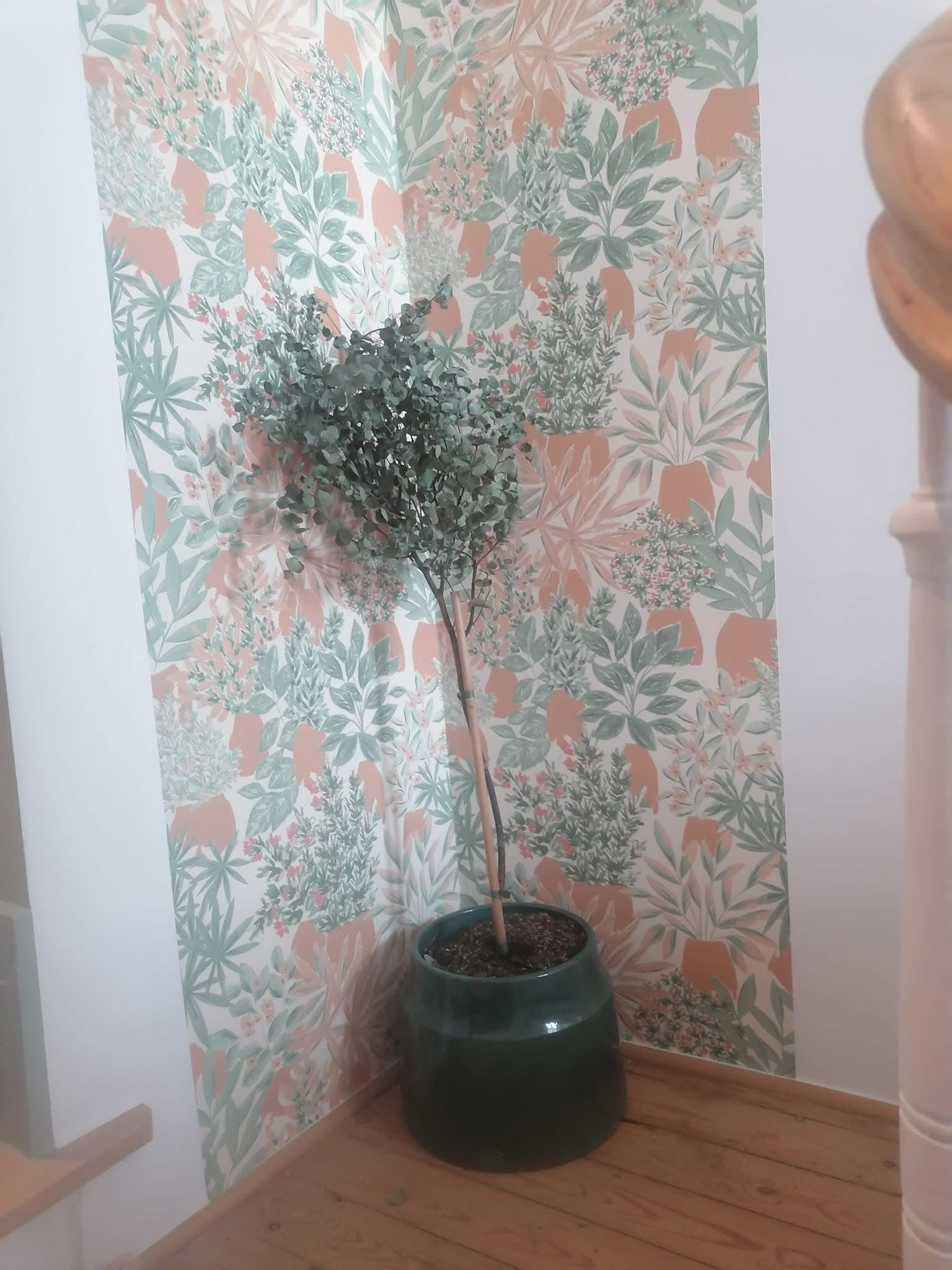 Papier peint floral corail et vert