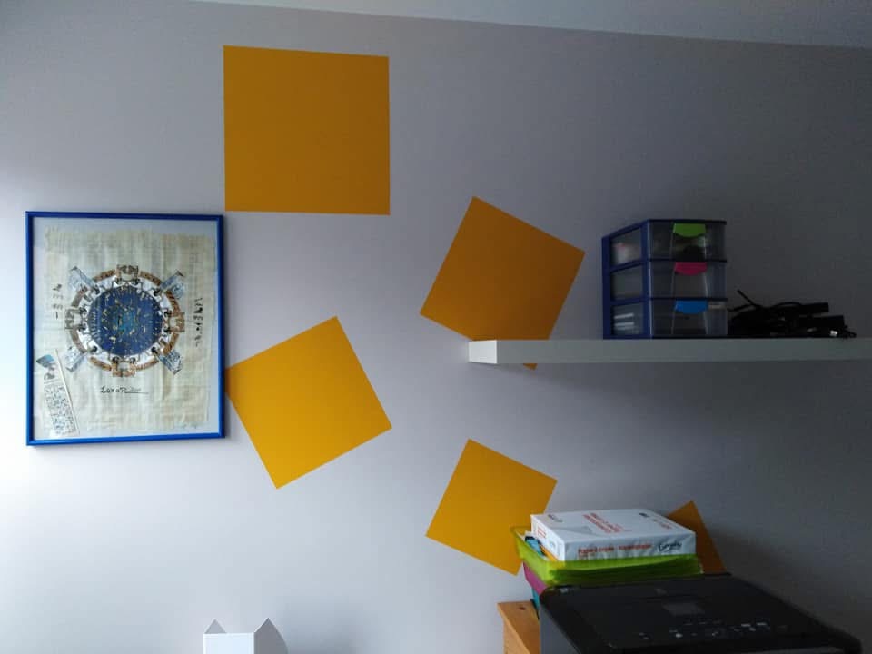 Motif géométrique carrés jaunes peints au mur