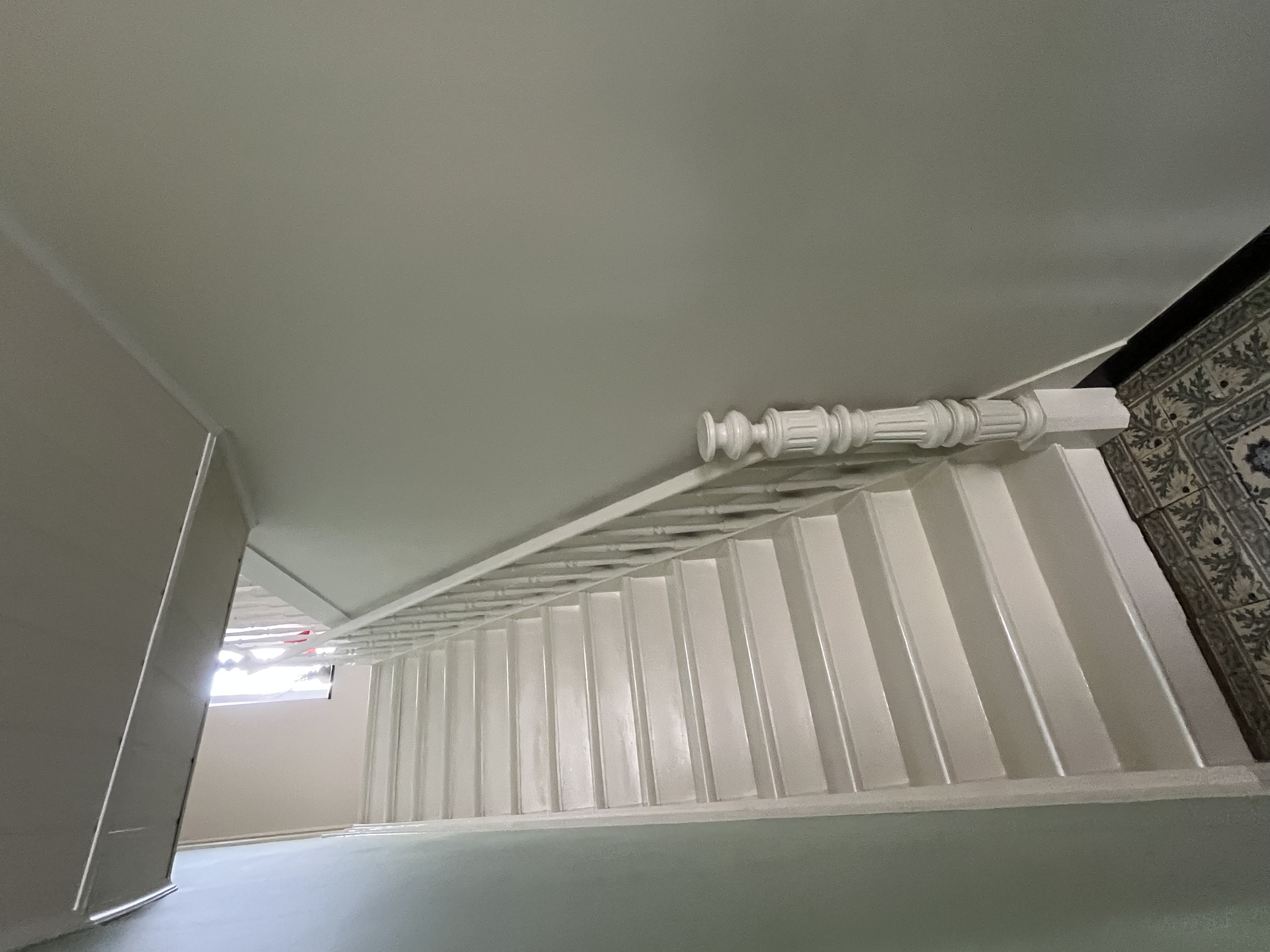 Escalier repeint en blanc