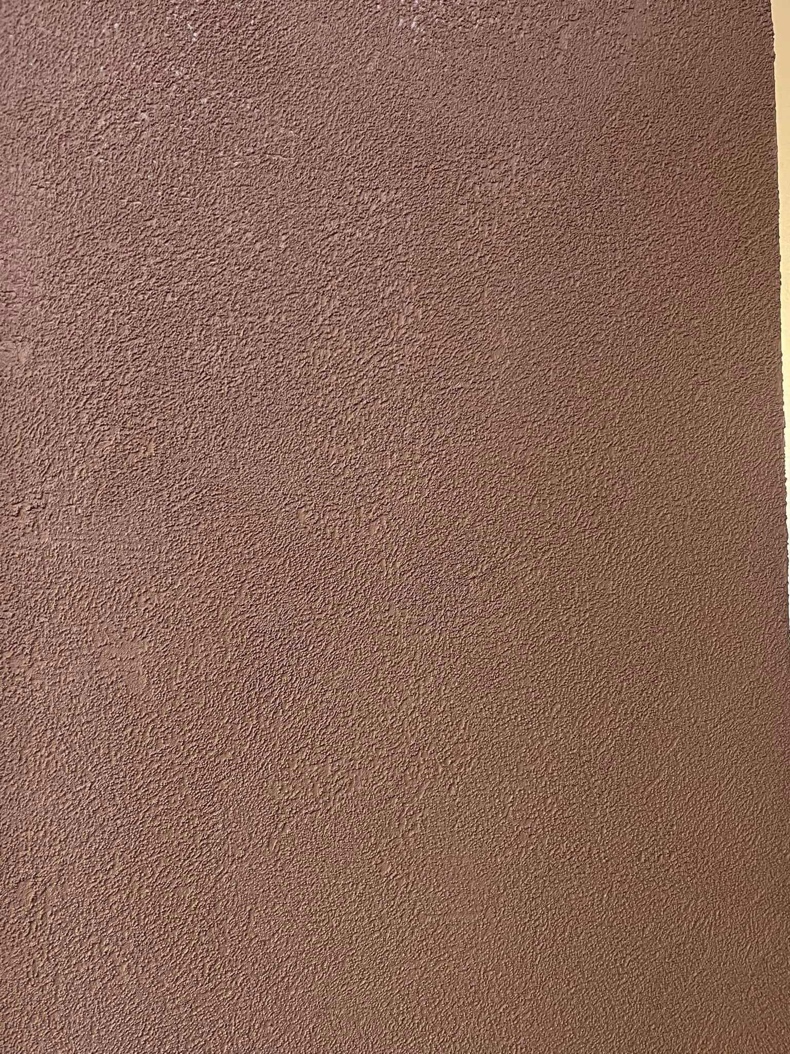 Enduit décoratif taupe texturé