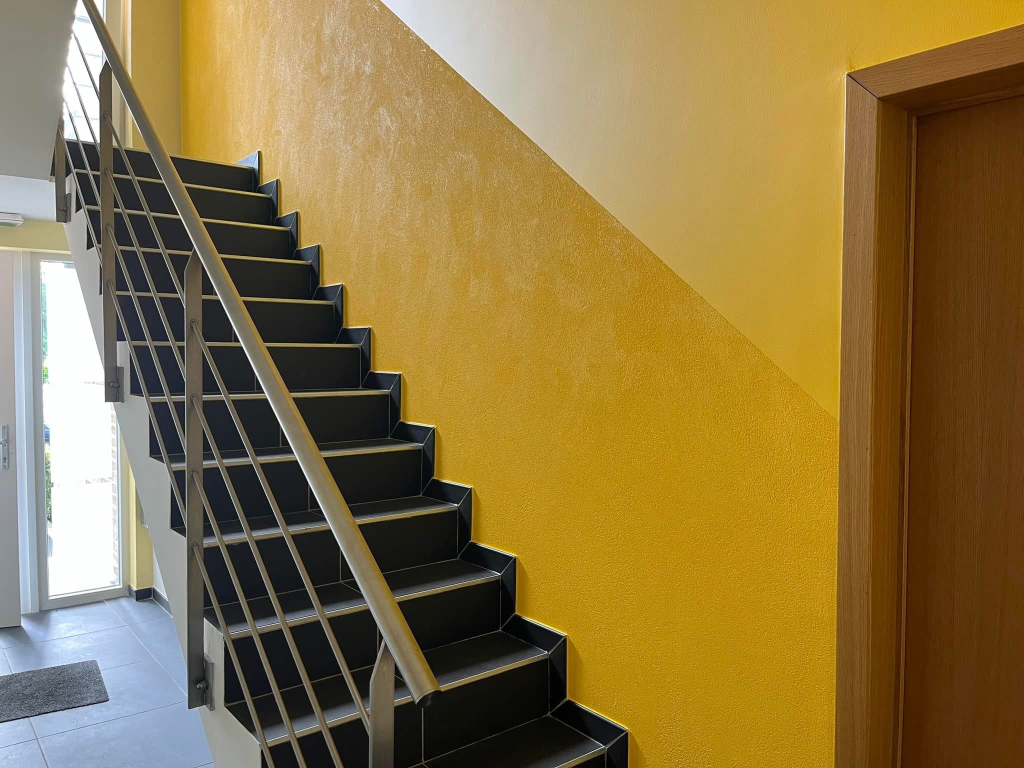 Enduit décoratif jaune cage d'escalier
